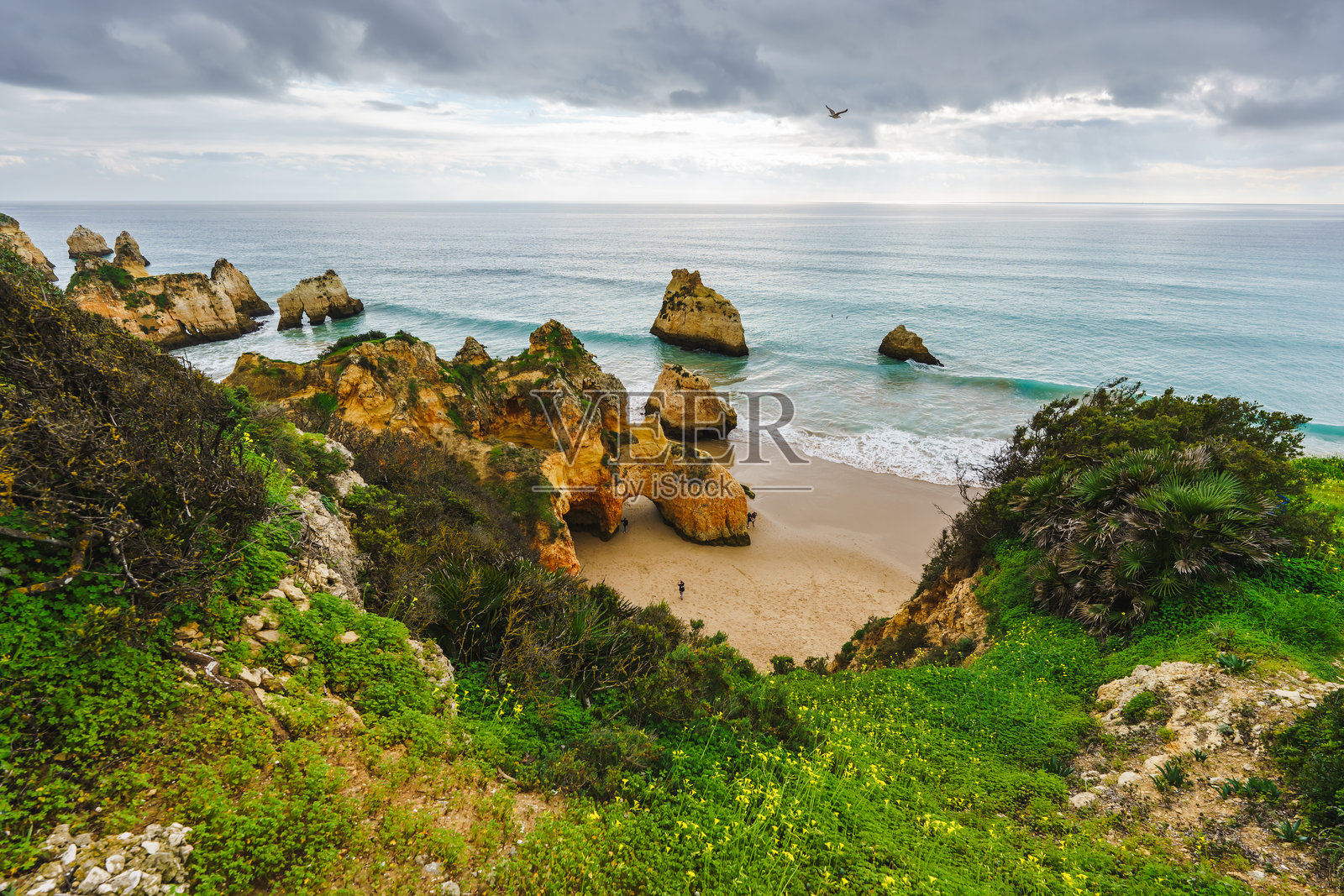 葡萄牙阿尔加维崎岖的海岸线、天然拱门和海蚀洞照片摄影图片