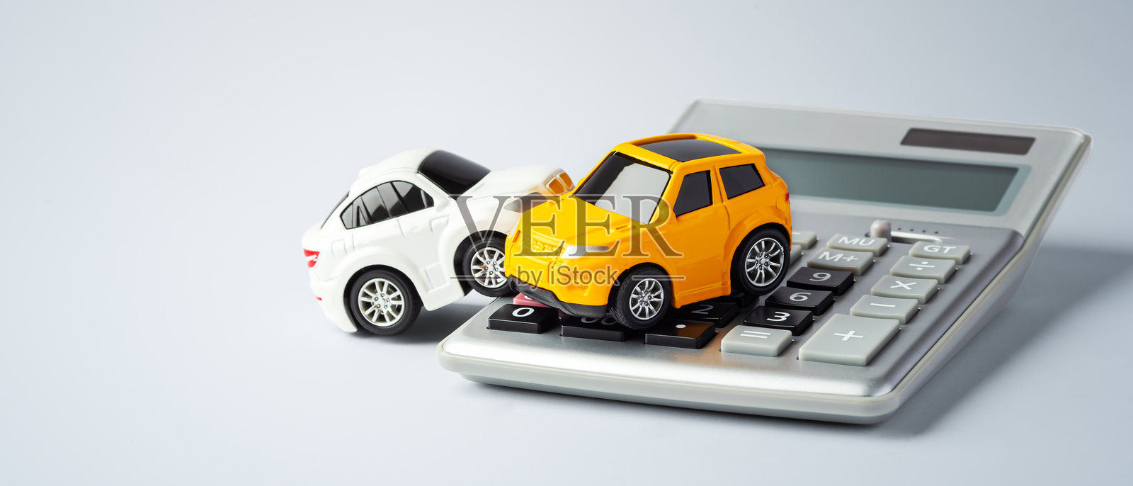 汽车保险概念，玩具车在计算器上照片摄影图片