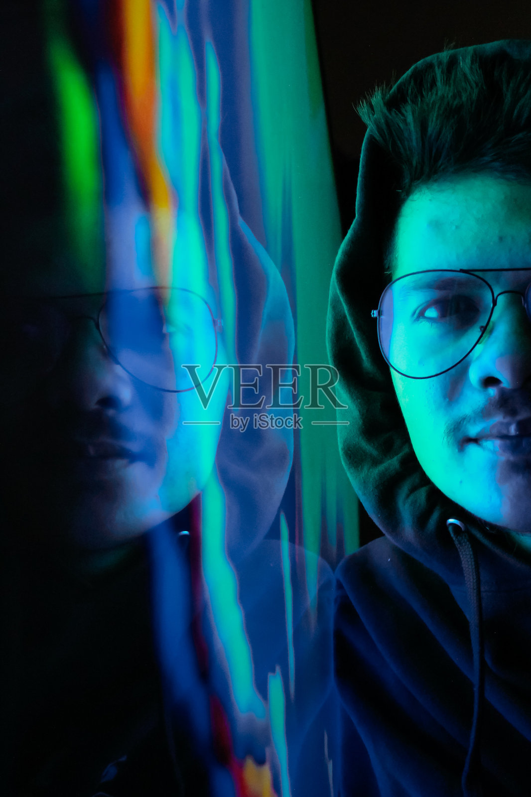 在暗室中佩戴眼镜的男子肖像照片摄影图片