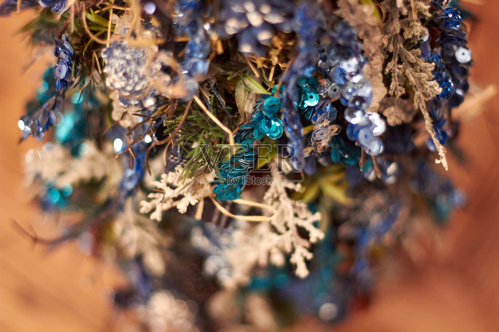 蓝色调的抽象圣诞背景，带有散景效果照片摄影图片