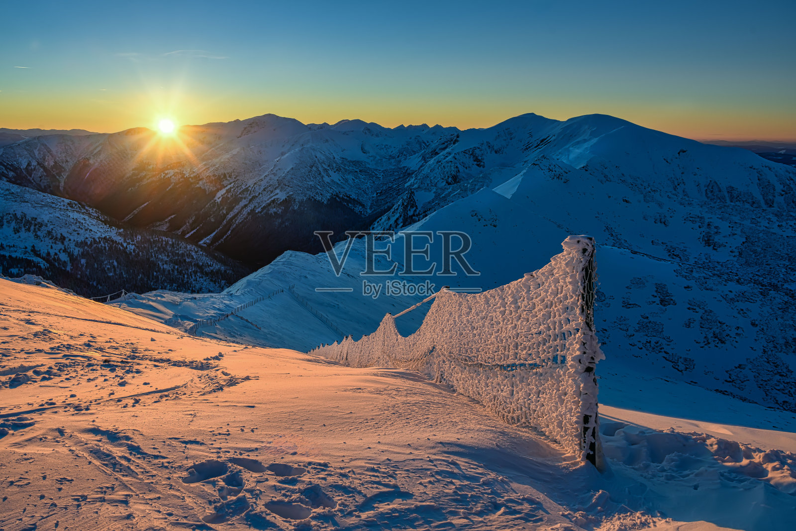 卡斯普罗夫·维尔赫和西塔特拉山脉的日落照片摄影图片