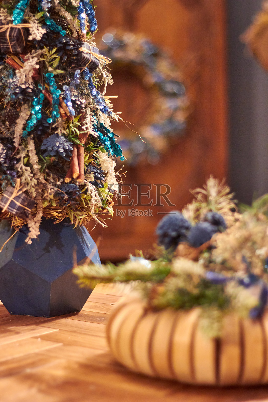 装饰有蓝色的圣诞树放在室内的木桌上照片摄影图片