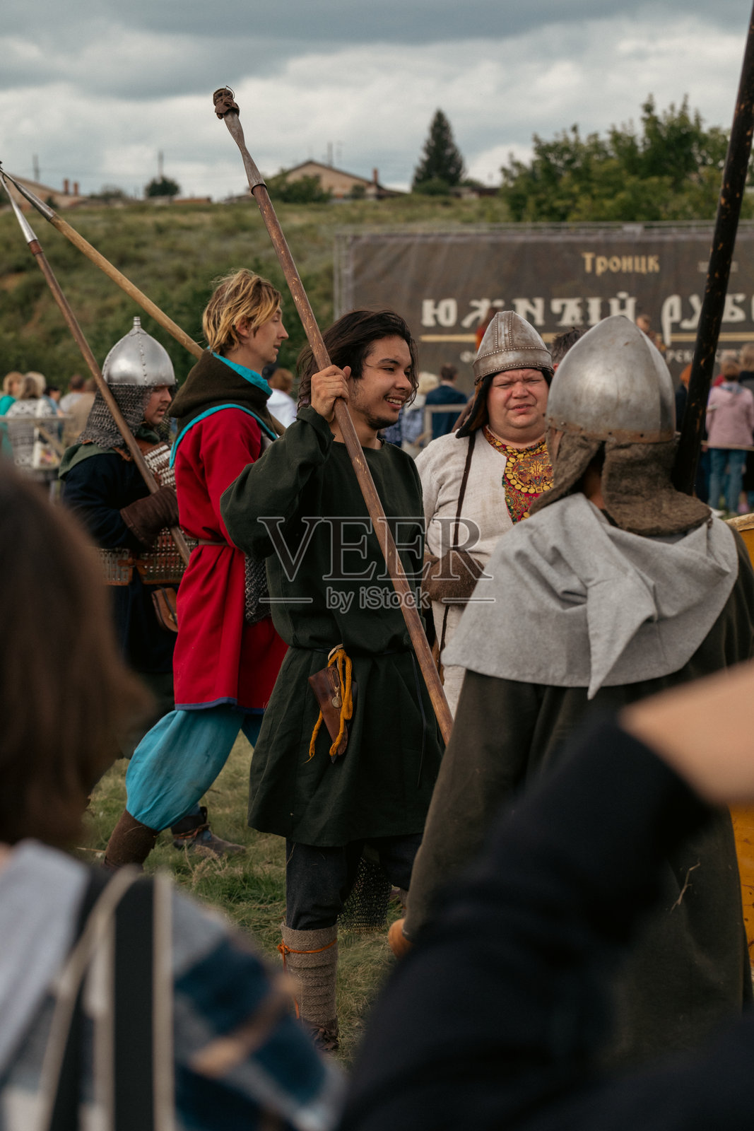 2024年8月10日，俄罗斯特罗伊茨克:南方边境。中世纪的历史重建，垂直格式，选择性重点。照片摄影图片