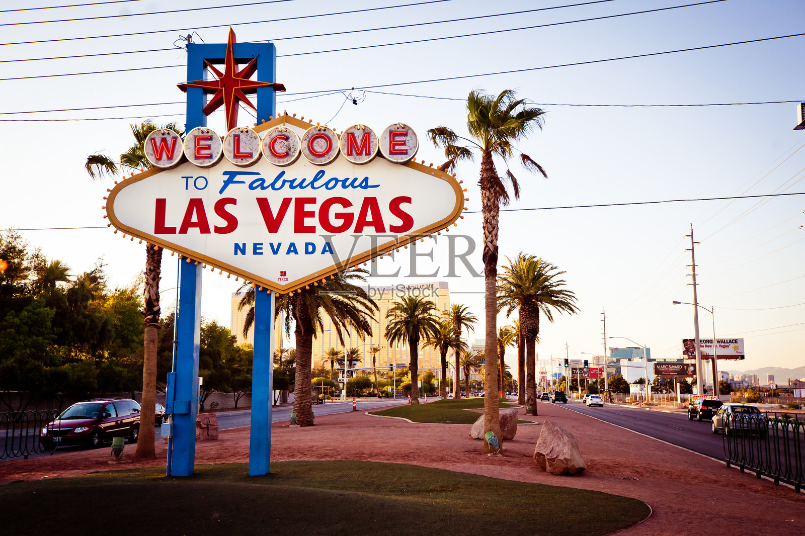 欢迎来到日落时分美丽的拉斯维加斯标志照片摄影图片