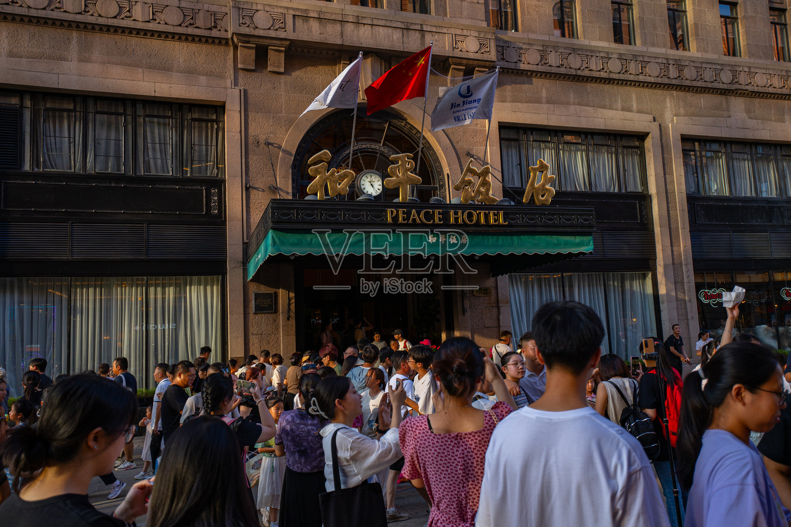 在中国上海的南京路，当地人和游客在交谈照片摄影图片