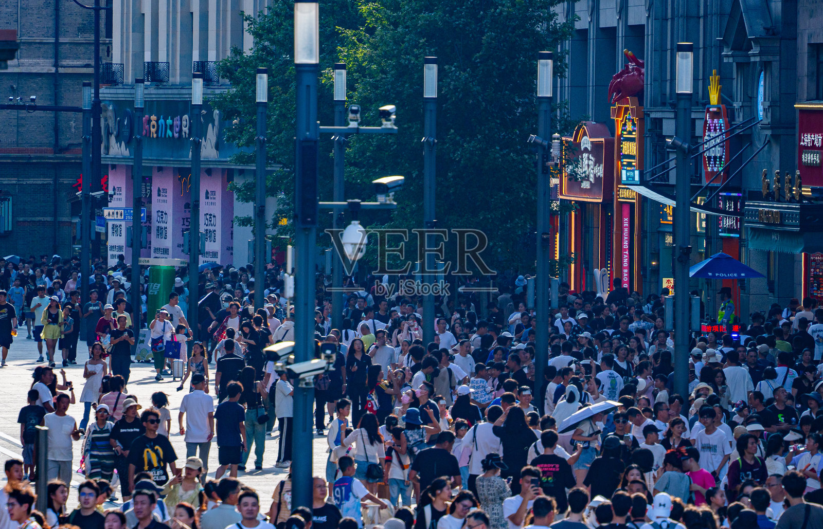 在中国上海的南京路,当地人和游客在交谈照片摄影图片