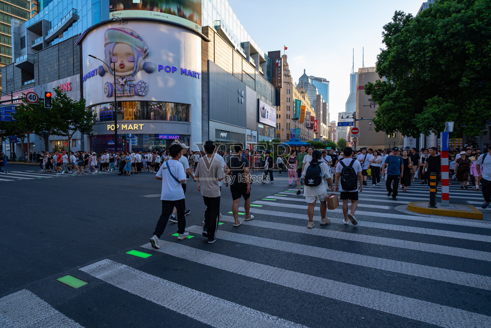 在中国上海的南京路,当地人和游客在交谈照片摄影图片