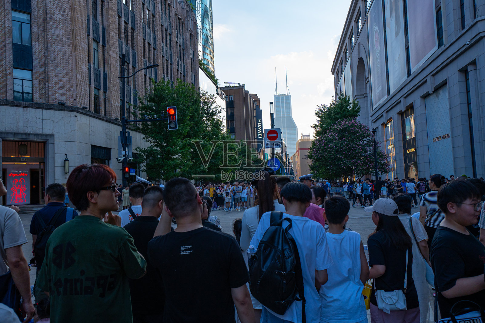 在中国上海的南京路，当地人和游客在交谈照片摄影图片