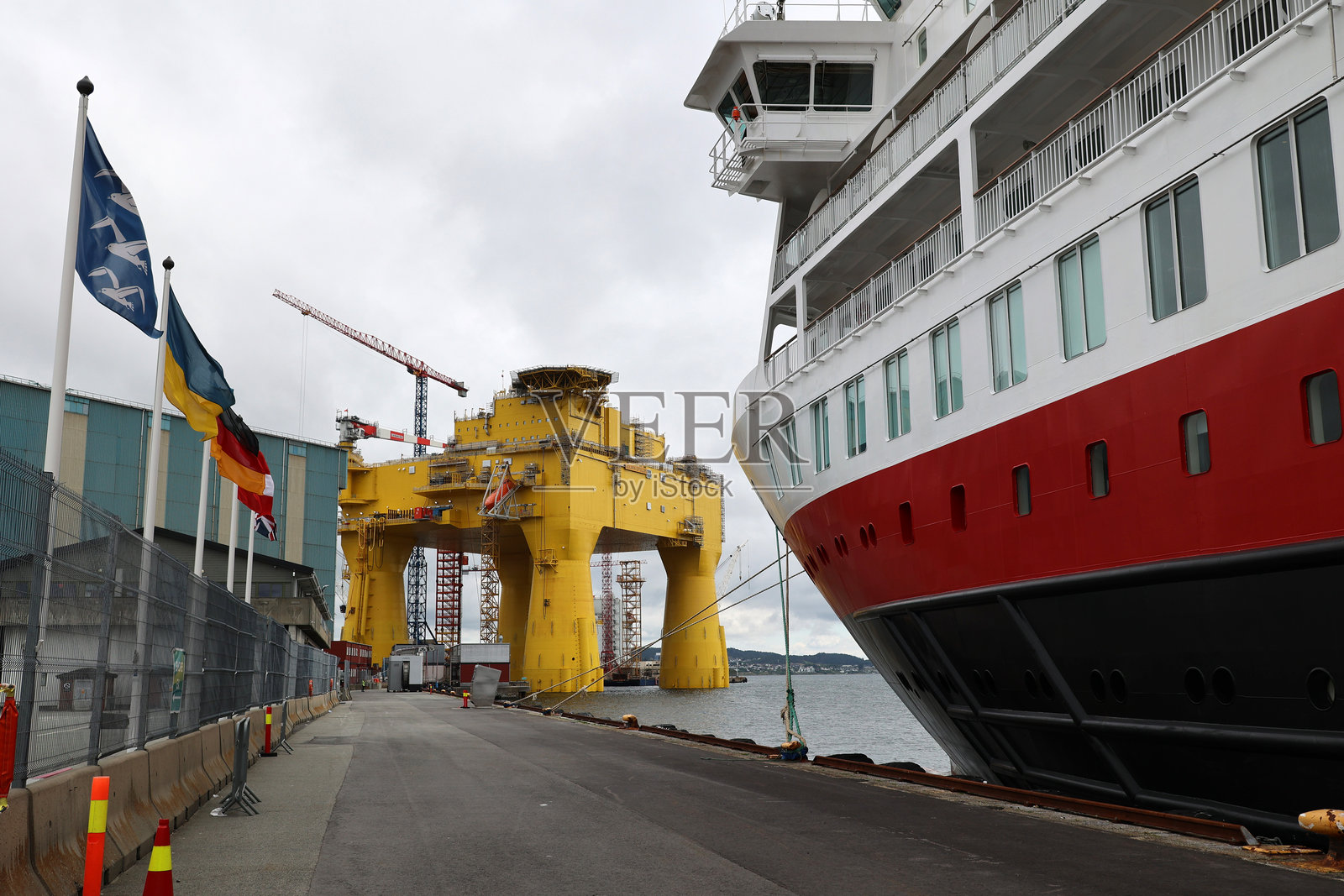 挪威Haugesund港的转换平台Dolwin Epsilon照片摄影图片