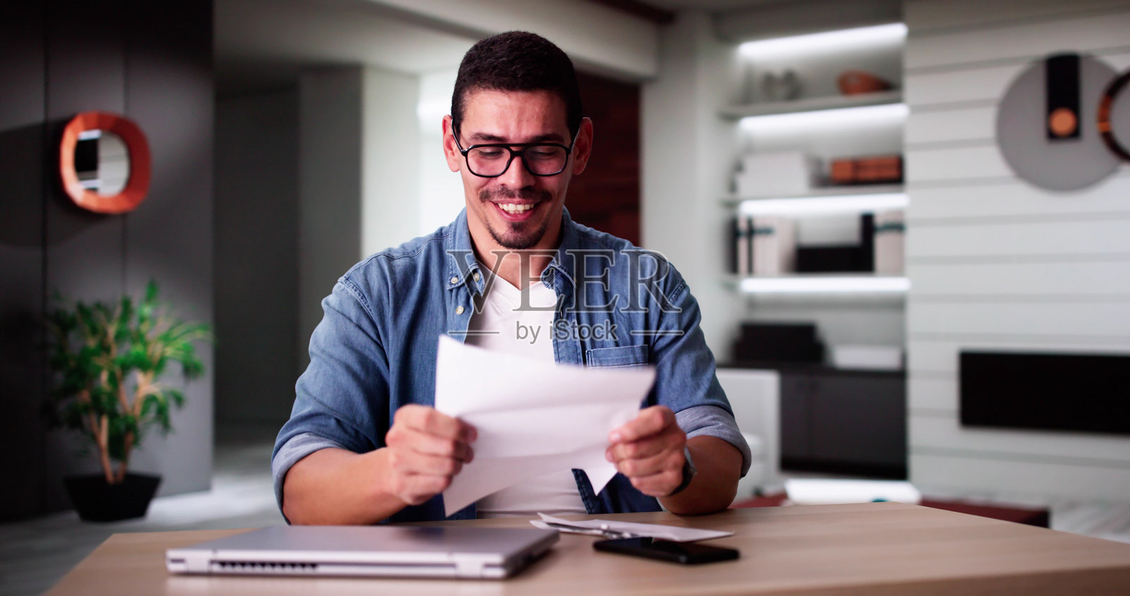 读公开信效果好照片摄影图片