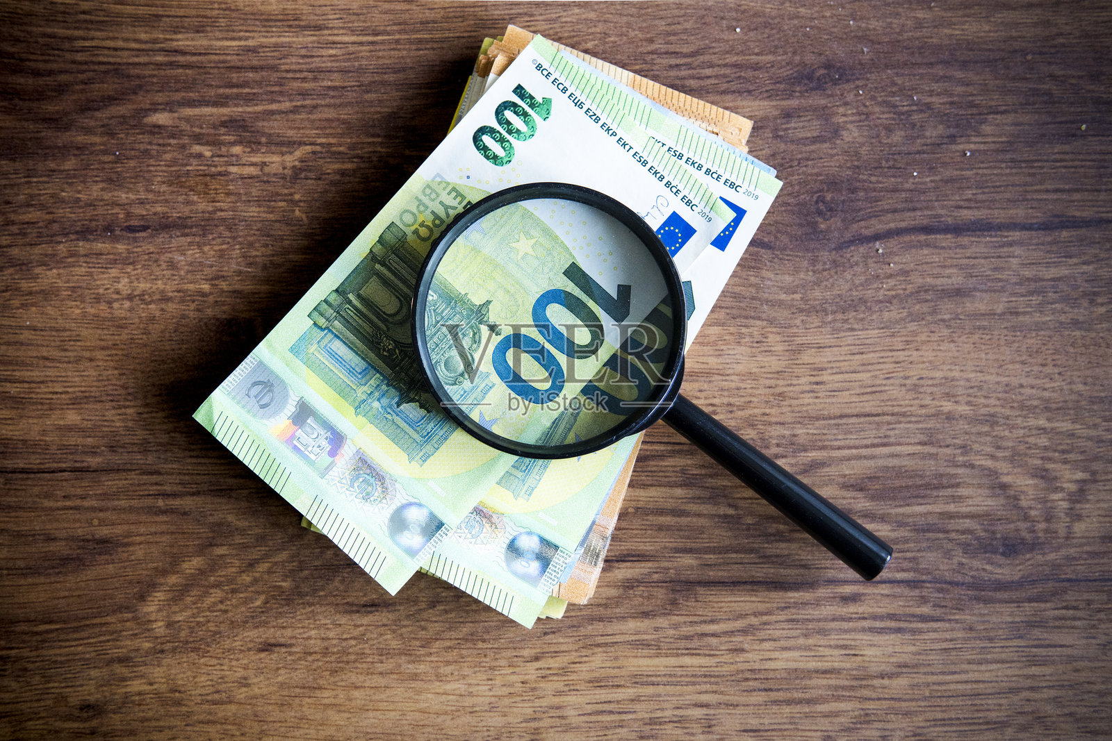 放大镜下的100欧元钞票——财务和货币检查的概念照片摄影图片