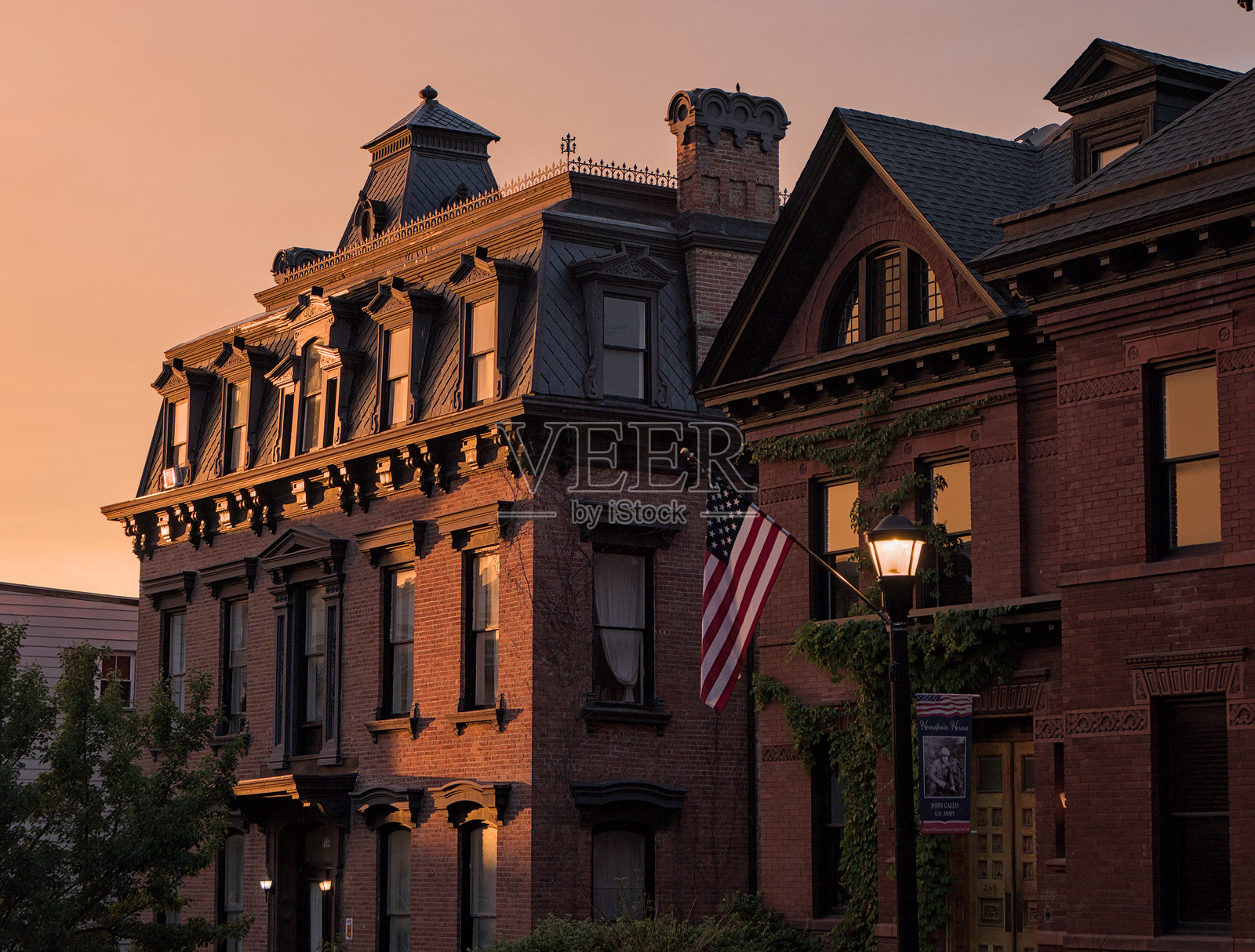 美丽的历史砖建筑在哈德逊市中心纽约日落(黄金小时辉光黄昏日落)沃伦街山谷北部(褐石屋，商业区主)照片摄影图片