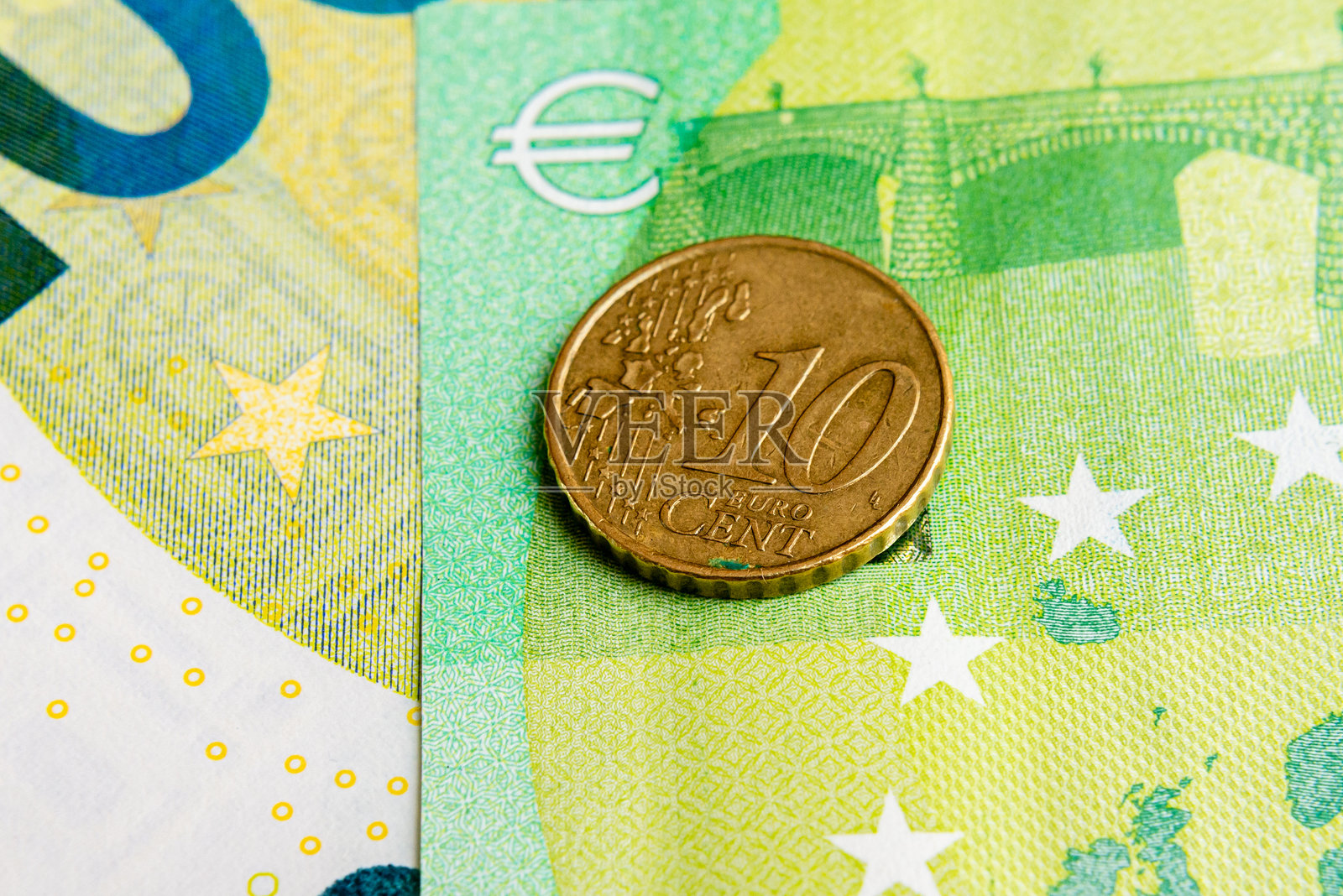 部分欧元流通货币和金属便士为背景，欧盟货币标志。照片摄影图片