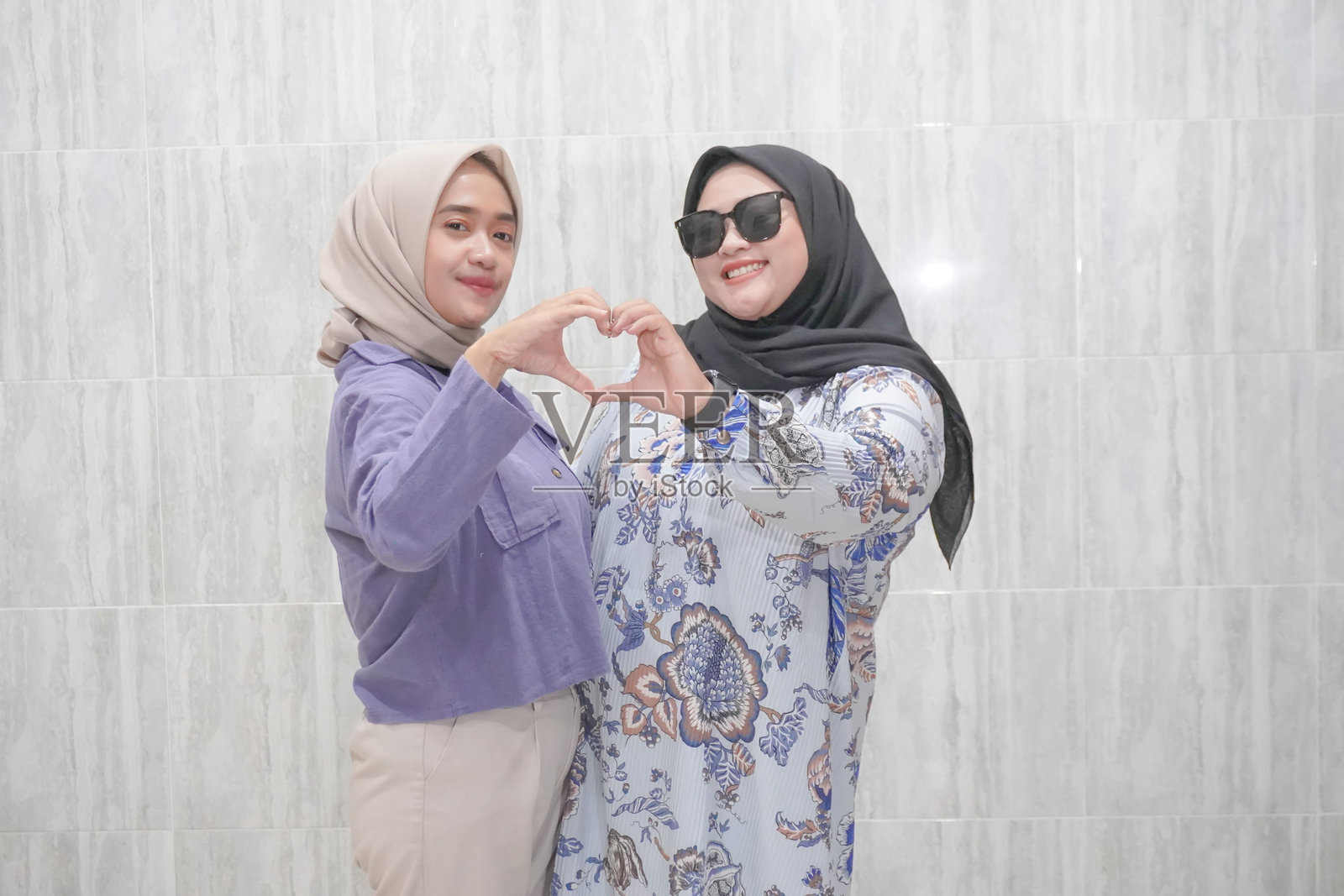 印尼妇女戴头巾的表情照片摄影图片