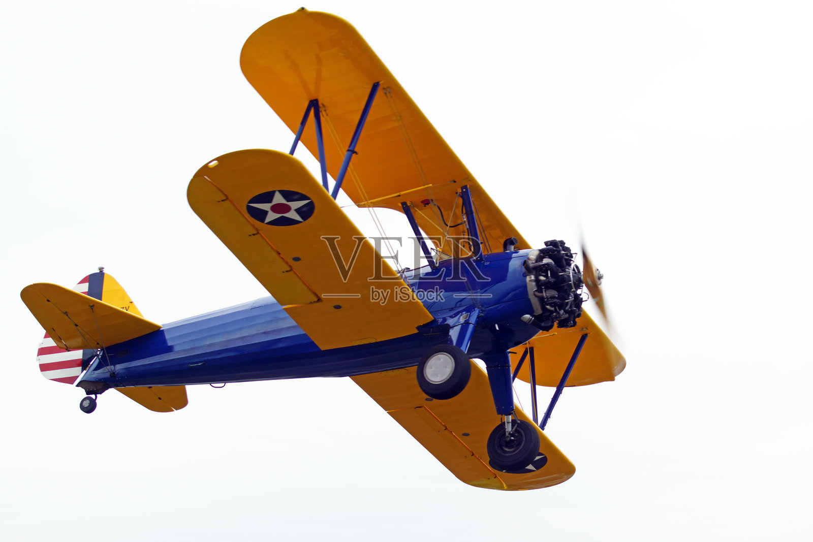 老式双翼飞机在航展上飞行照片摄影图片