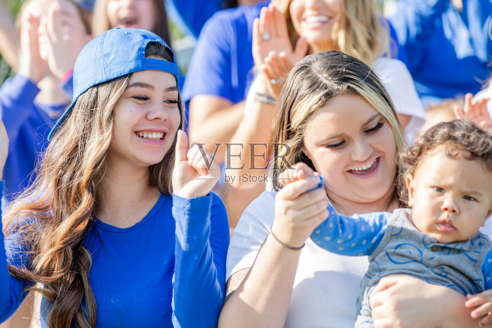 宝宝和妈妈一起去看大学橄榄球赛照片摄影图片
