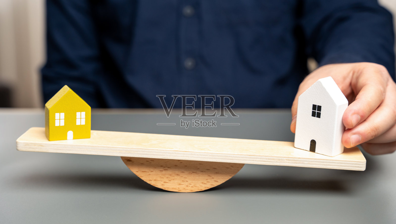 房子的比较。总拥有成本，包括潜在的翻新和正在进行的维护。比较主要特征，如大小、位置、条件和价格。比较的房子。照片摄影图片