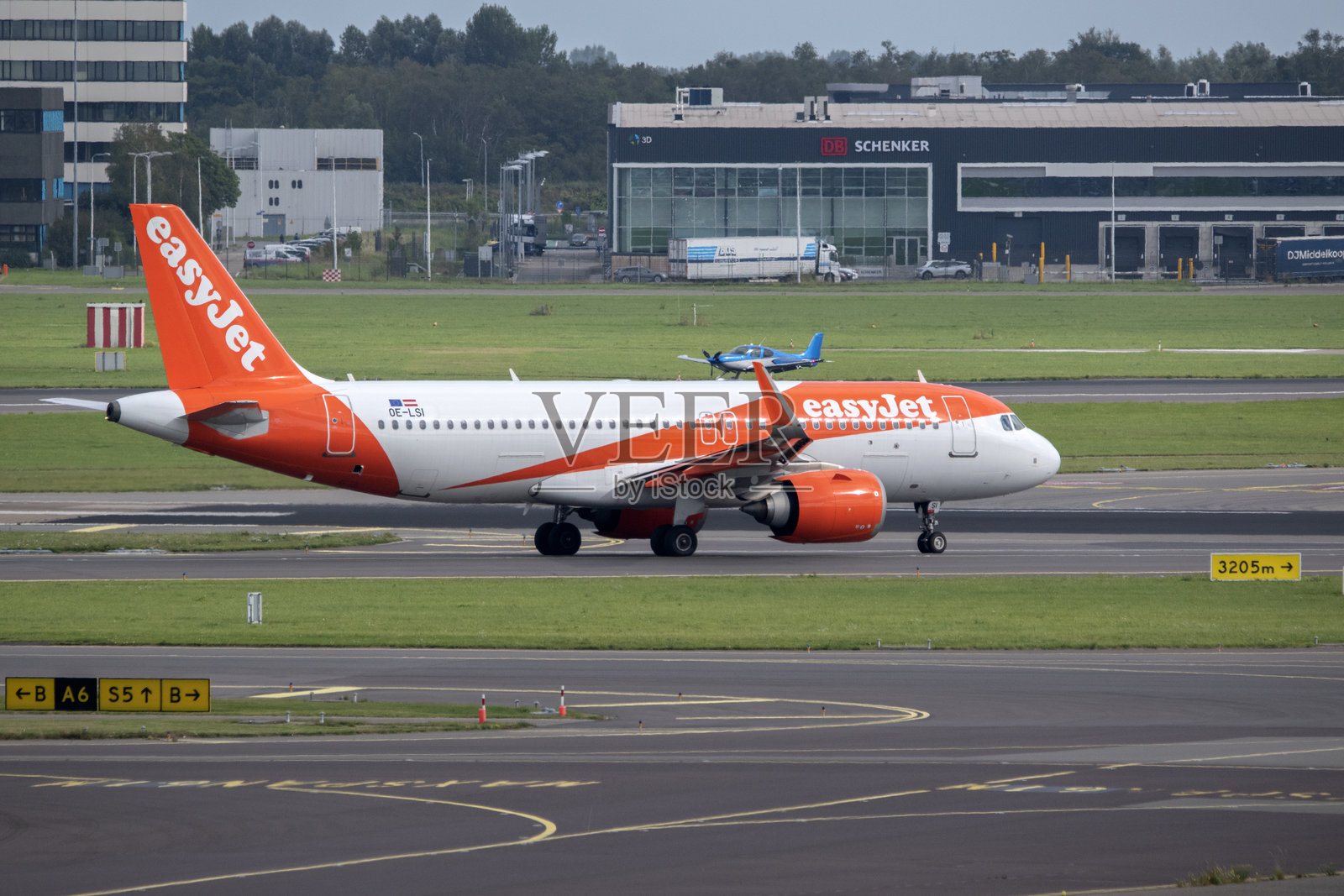 一架易捷航空的空客飞机照片摄影图片
