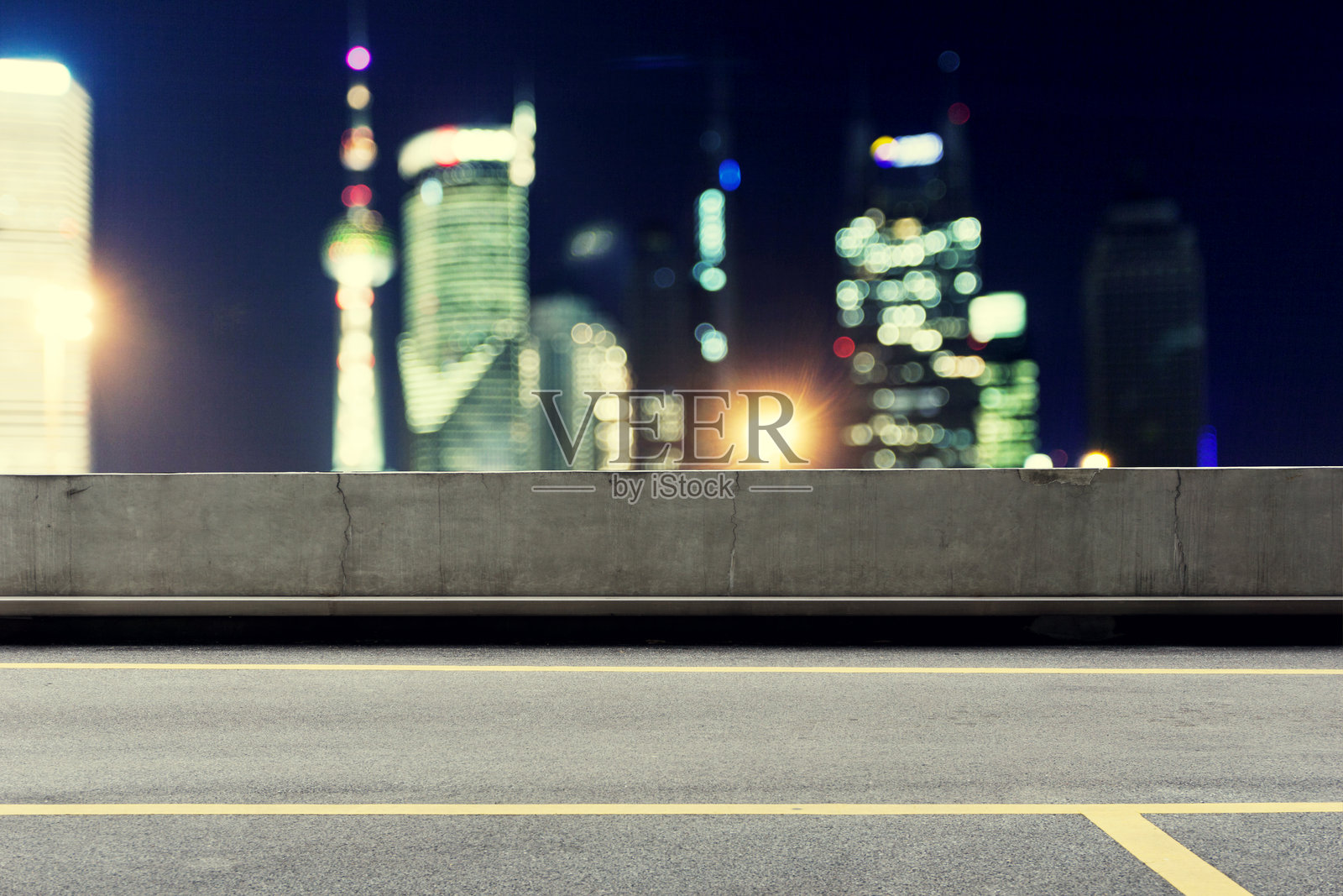 上海陆家嘴都市夜景和露天停车场照片摄影图片