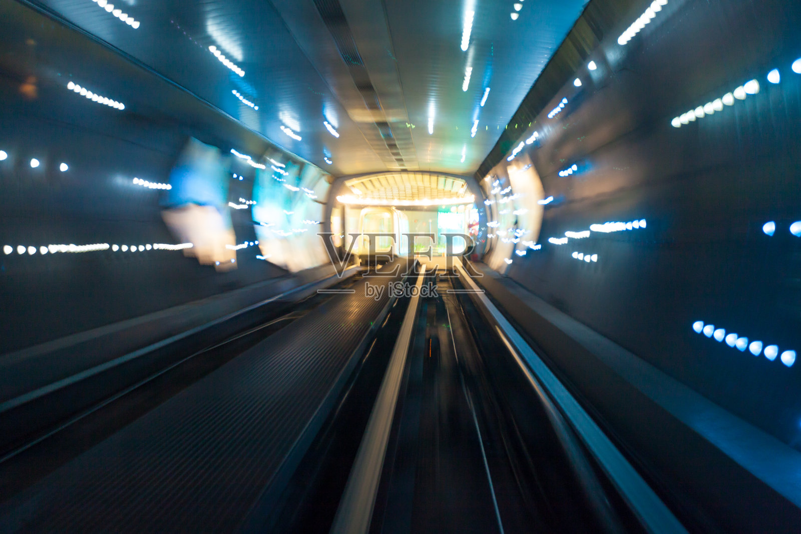 坐着火车穿越外滩观光隧道照片摄影图片