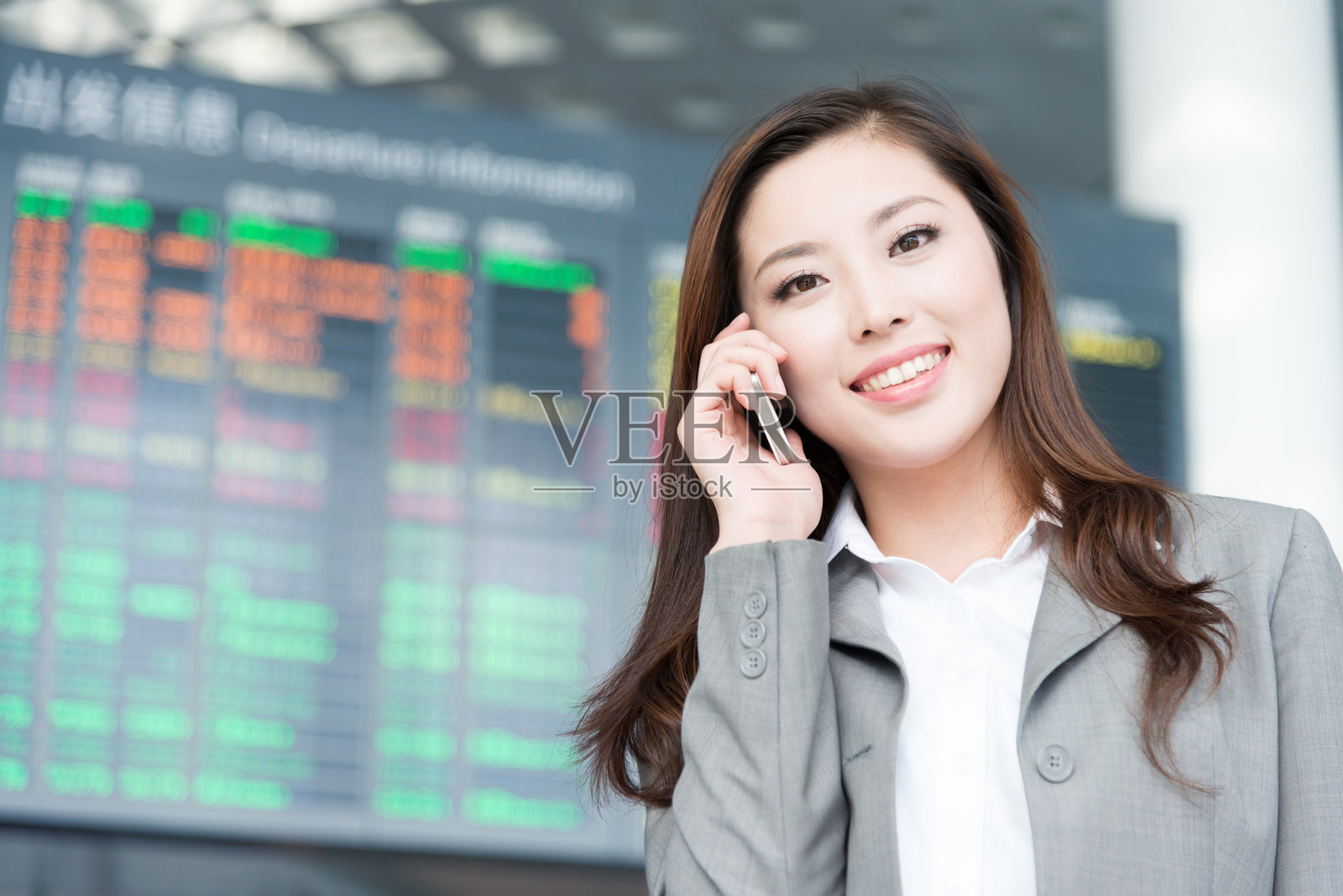 年亲女人在机场大厅使用手机通话照片摄影图片