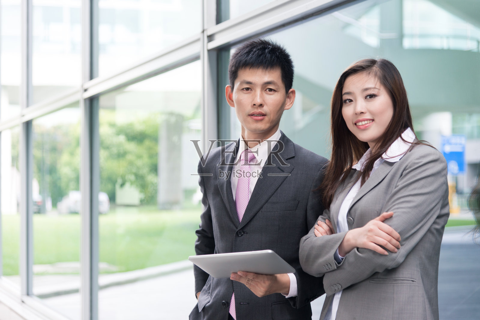 商务男士和商务女性使用平板电脑沟通照片摄影图片