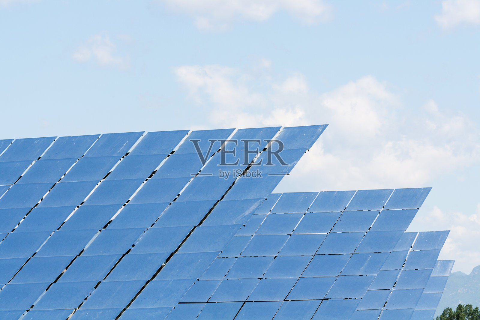 草地上光伏太阳能发电站照片摄影图片