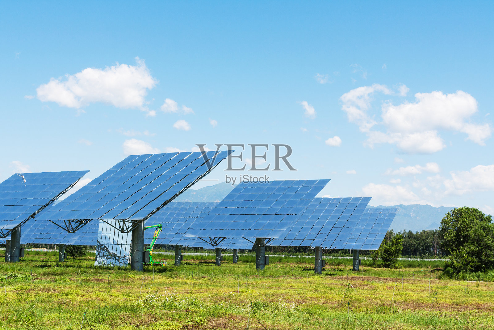 草地上光伏太阳能发电站照片摄影图片