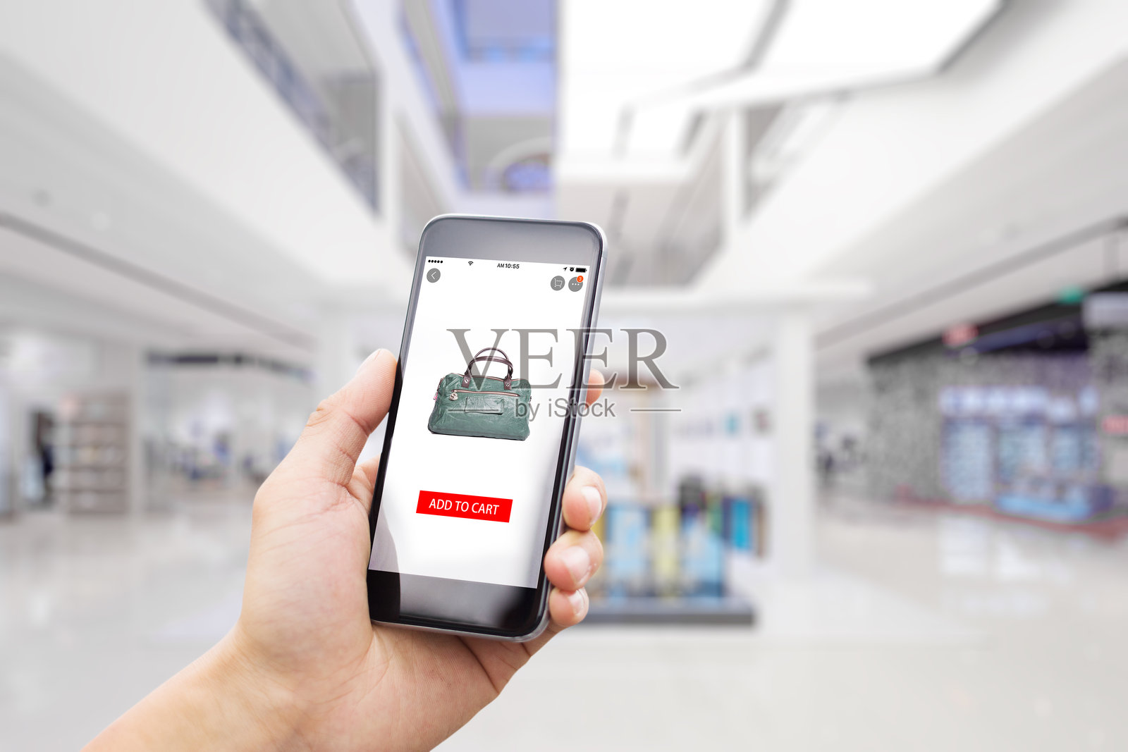 手拿手机网上购物照片摄影图片