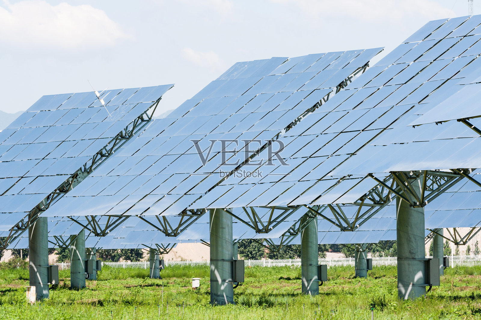 草地上光伏太阳能发电站照片摄影图片