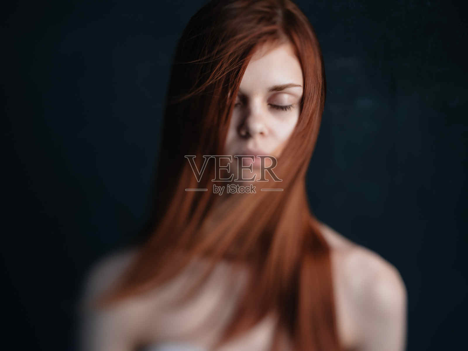 黑色背景下年轻女性的特写肖像照片摄影图片