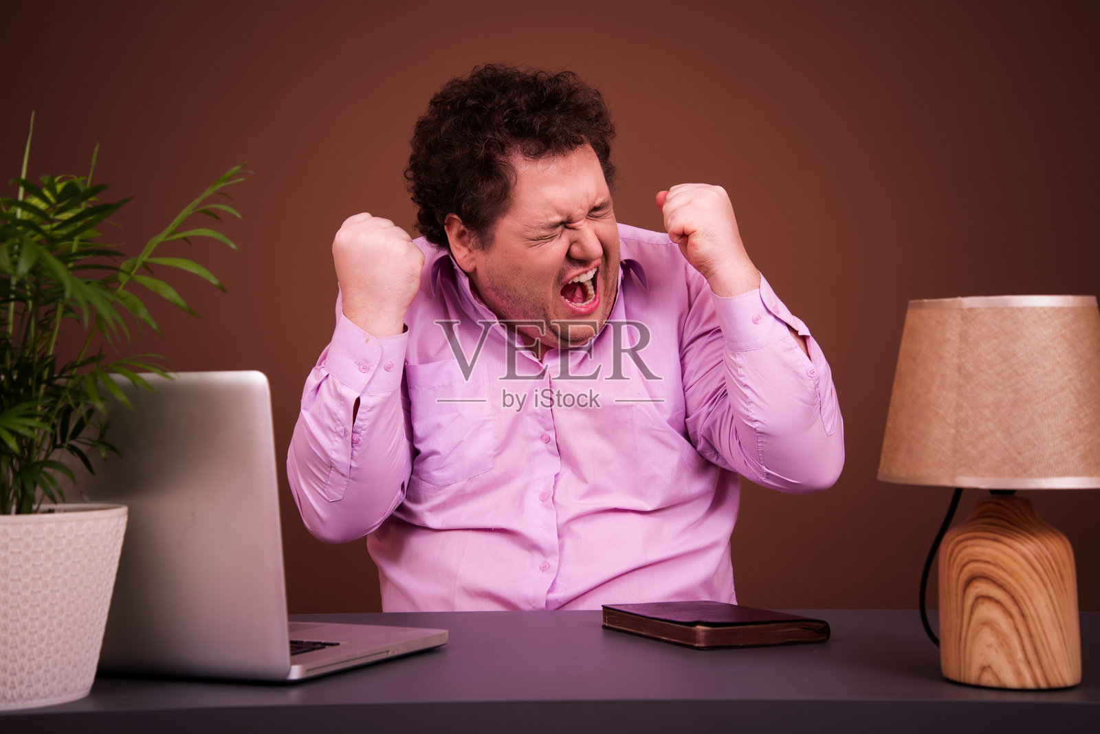 有趣的男人在家里用笔记本电脑看电影。照片摄影图片