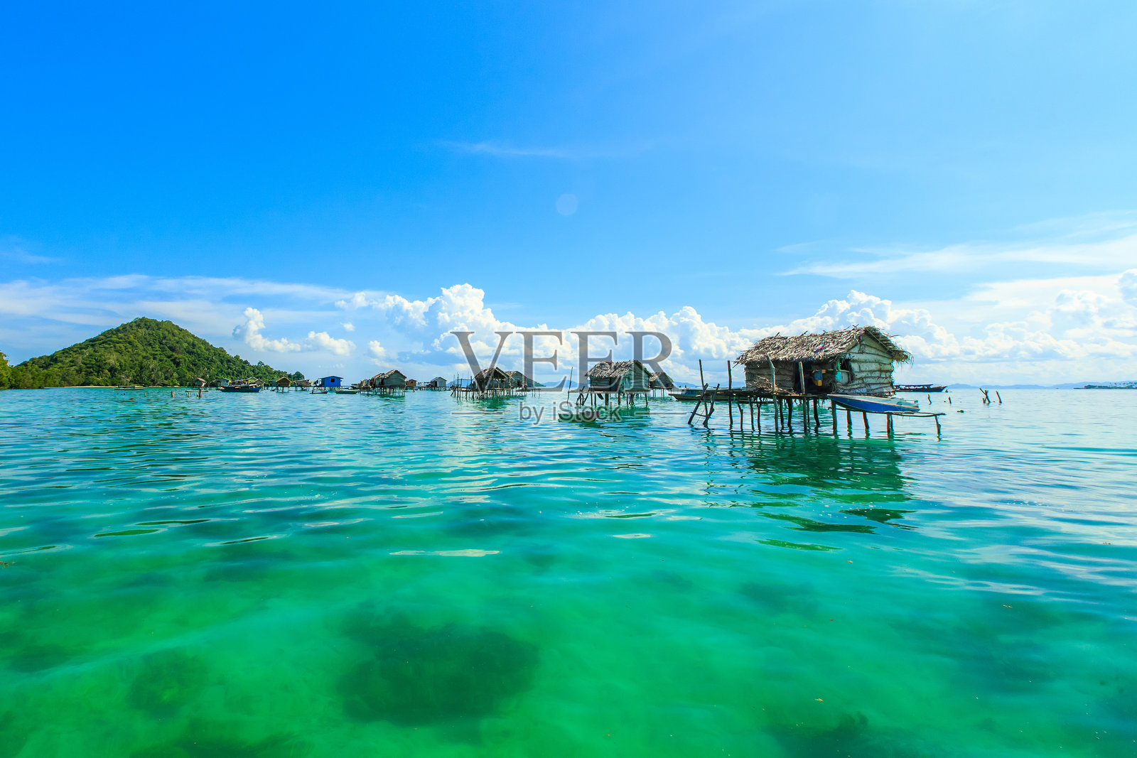 美丽的风景，婆罗洲海洋吉普赛水上村庄，位于沙巴的曼塔布安岛。照片摄影图片