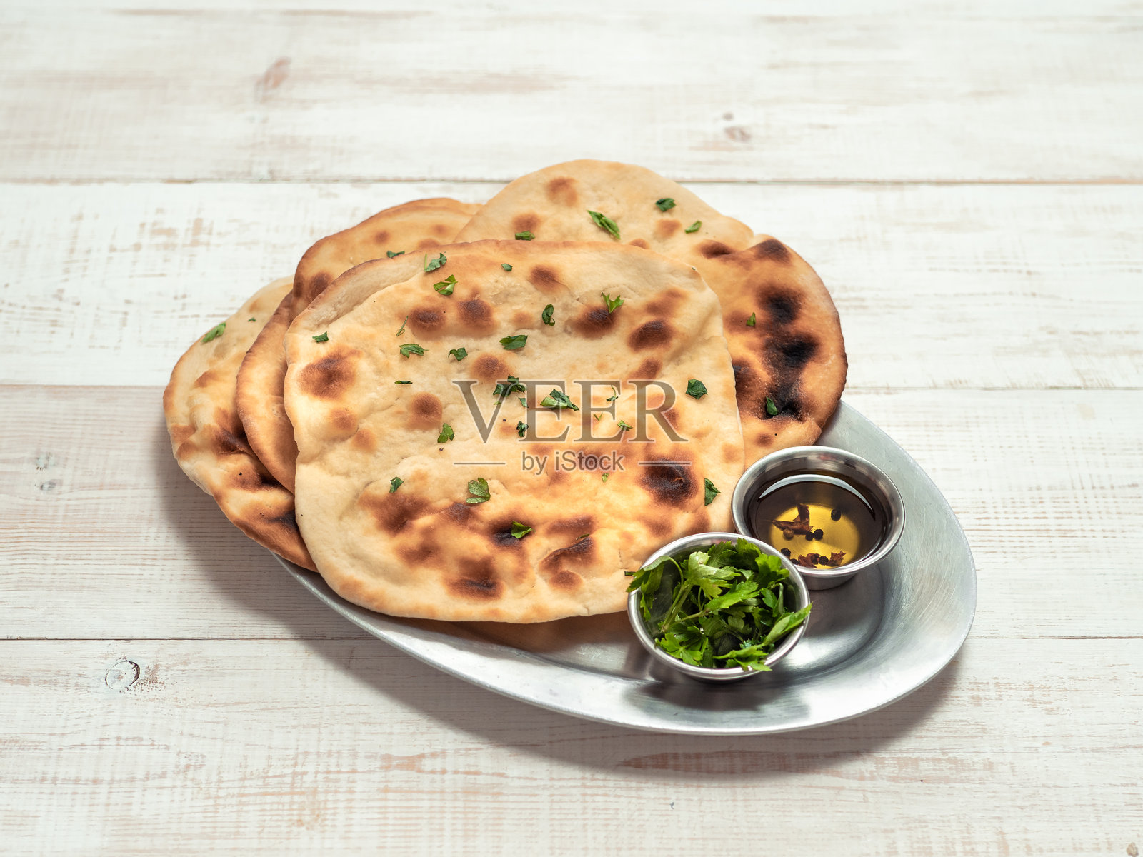 白色木板上的印度烤饼，留白空间照片摄影图片