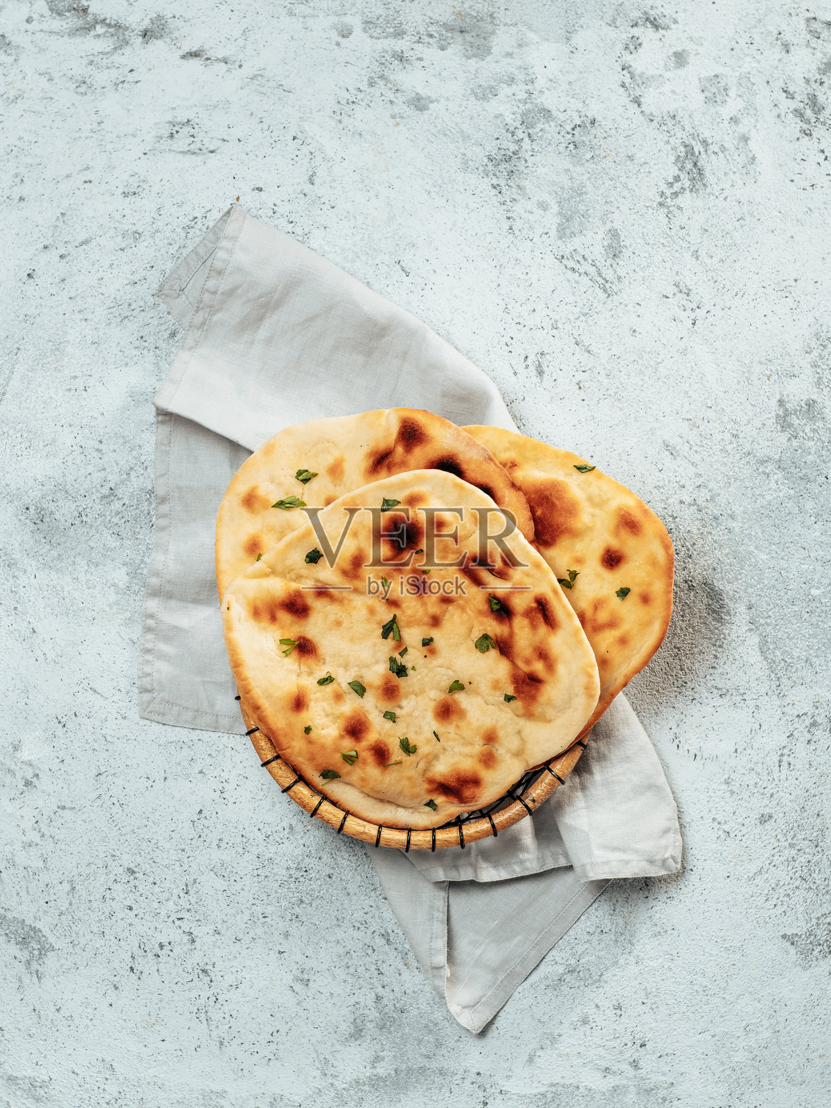 灰色水泥上的印度烤饼，垂直留白照片摄影图片