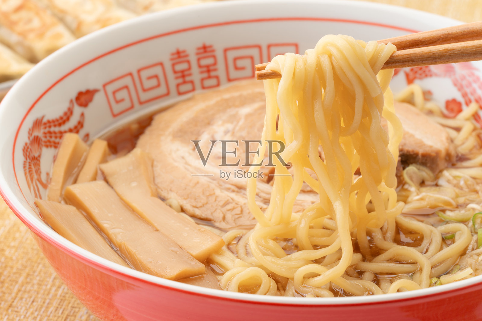 美味的酱油拉面特写照片摄影图片