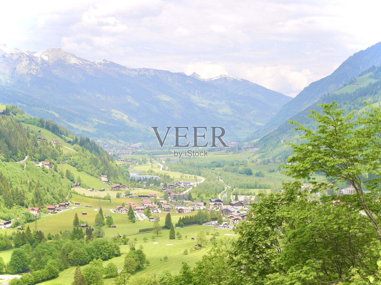 奥地利阿尔卑斯山中的小镇照片摄影图片