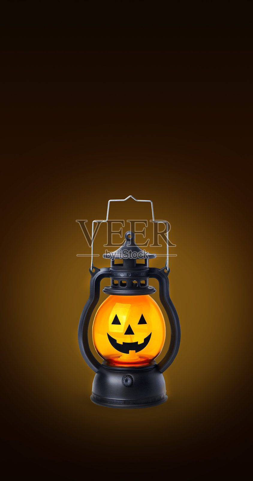 万圣节秋季概念。简约的竖版横幅海报，带有南瓜灯和留白。黑色背景。照片摄影图片