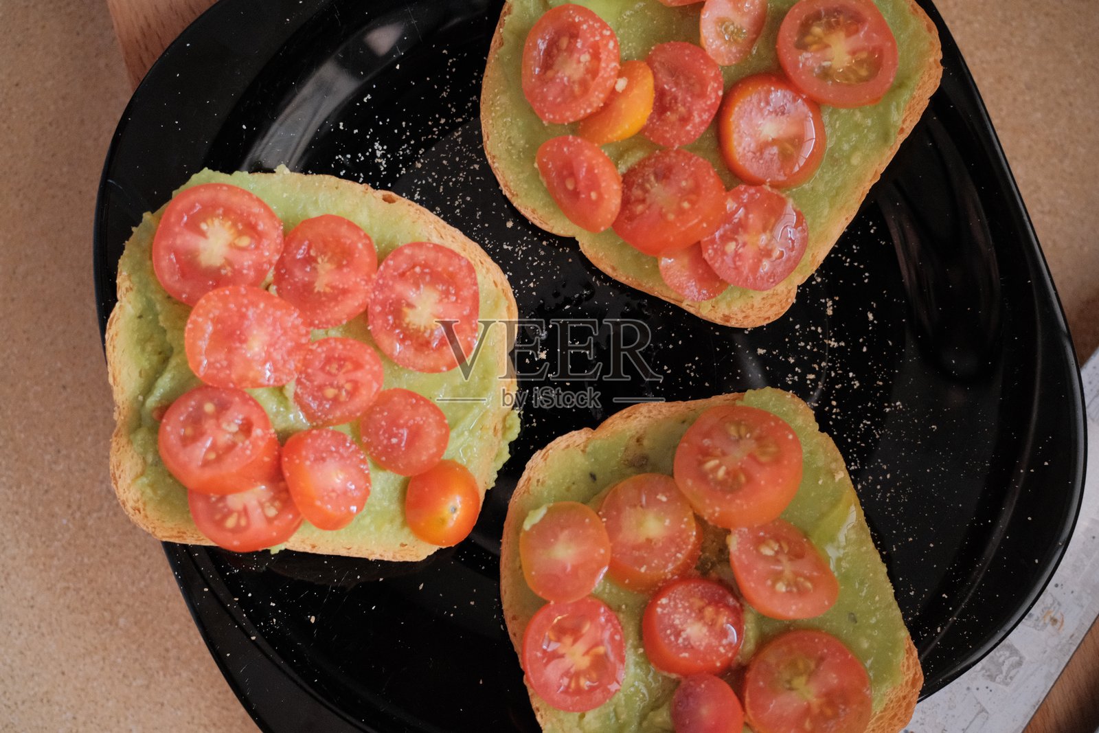 鳄梨吐司配奶油和樱桃番茄照片摄影图片