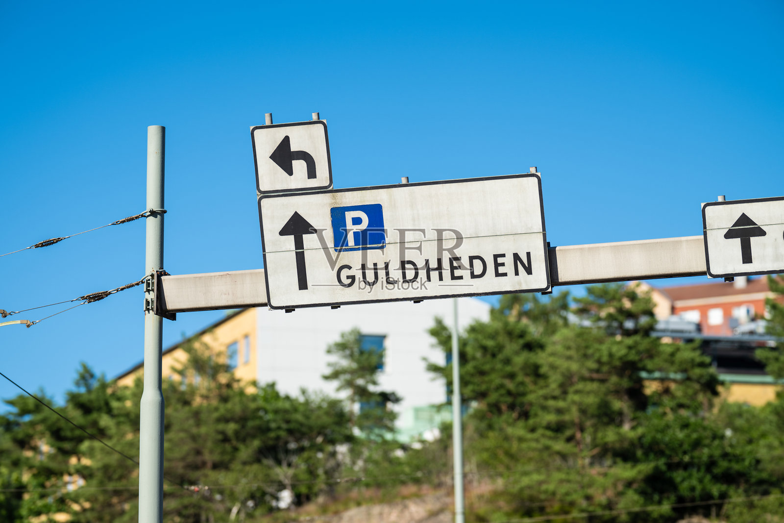 指向Guldheden的交通标志。照片摄影图片