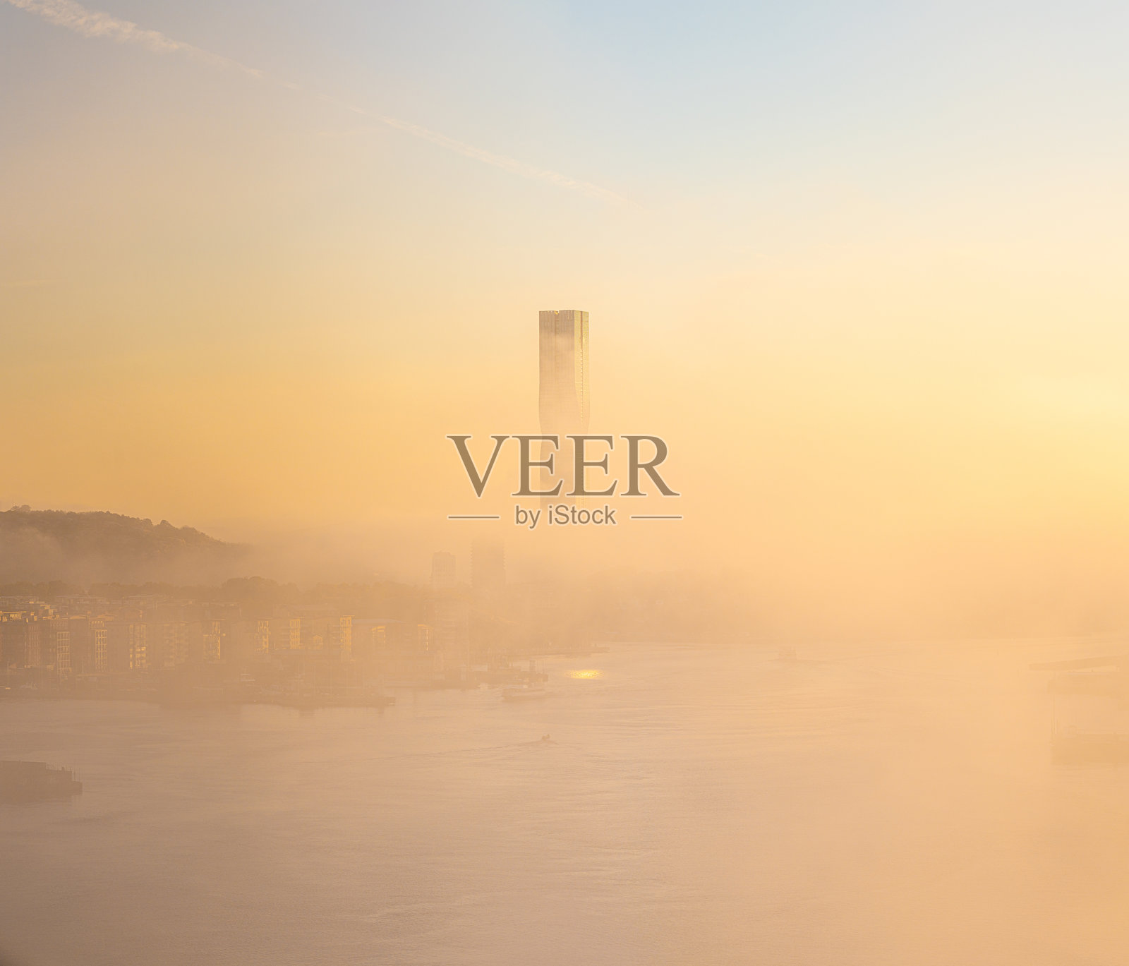 晨曦中的雾气掩盖了卡拉托内特高楼。照片摄影图片