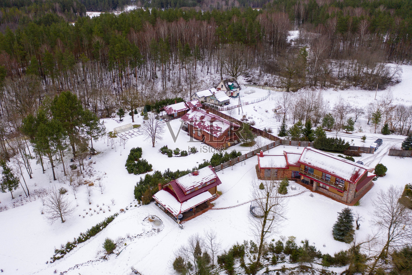雪-covered住宅区的鸟瞰图照片摄影图片