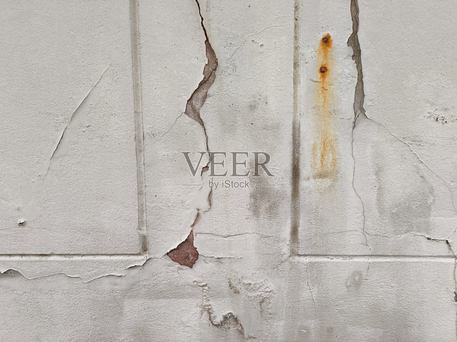 老旧白色混凝土墙上的裂缝。水泥墙面纹理照片摄影图片