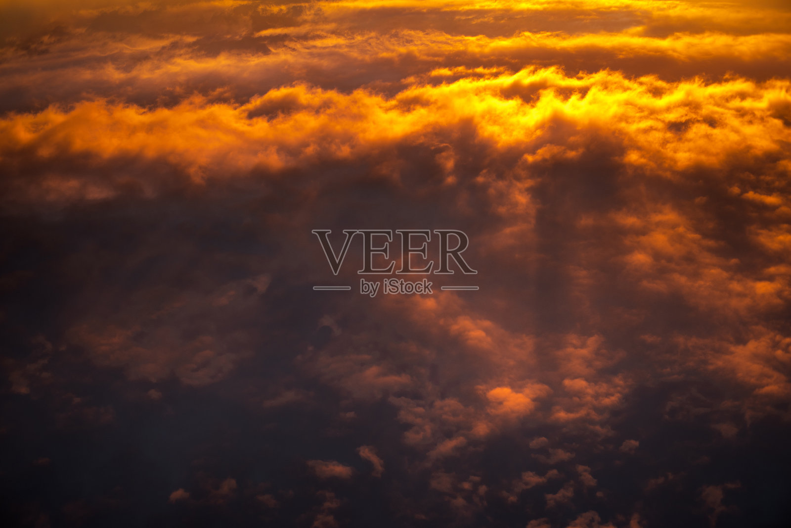 壮观的日落和最后时刻照亮的云彩。照片摄影图片