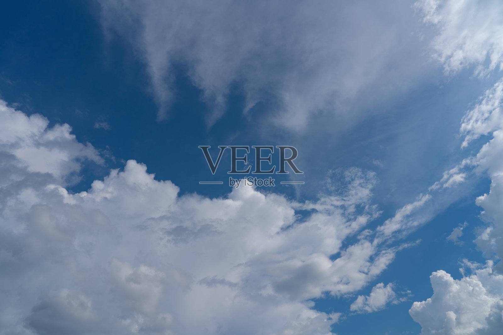 白色蓬松的云朵孤立在黑色背景上照片摄影图片