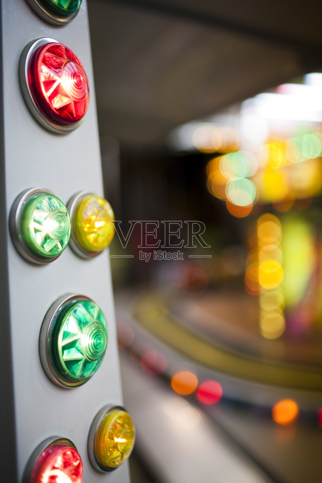 五彩缤纷的旋转木马灯光照亮了圣卢卡尔·德·巴雷梅达的集市照片摄影图片