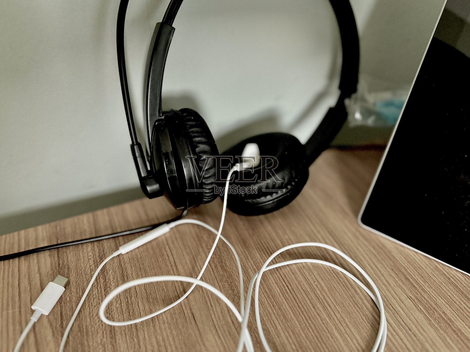 在木桌上工作的耳机和耳塞照片摄影图片