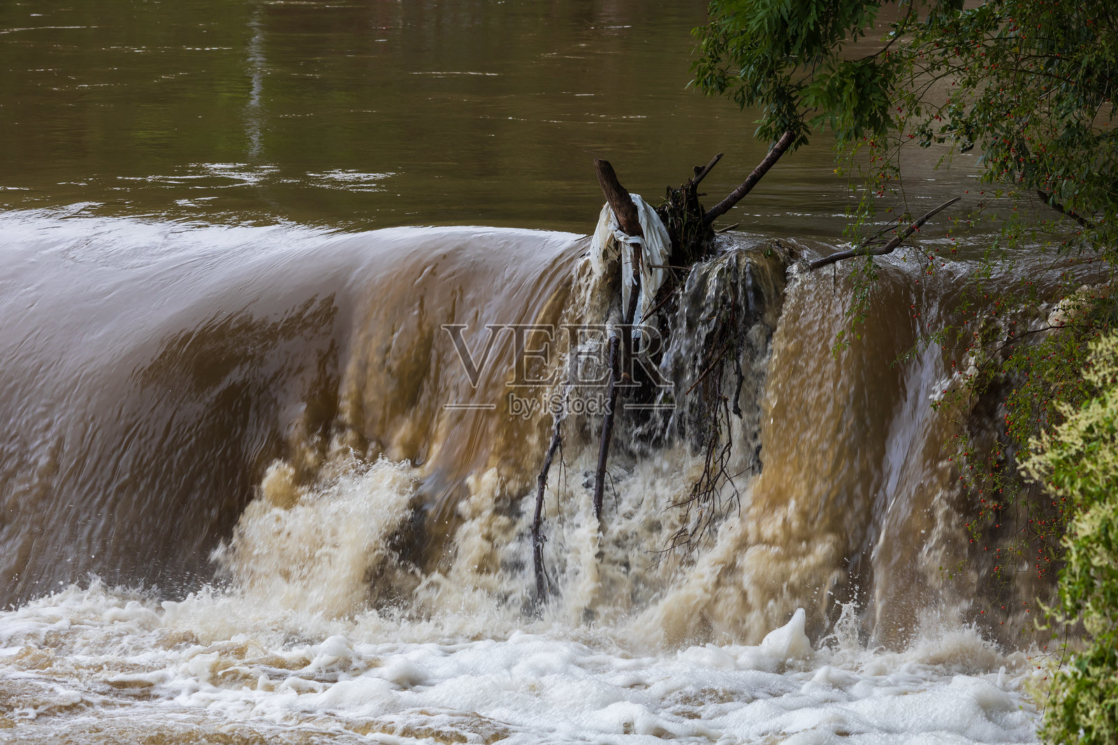 布尔诺市斯维塔瓦河上的堰，位于奥布拉尼地区。雨后水量很大。照片摄影图片
