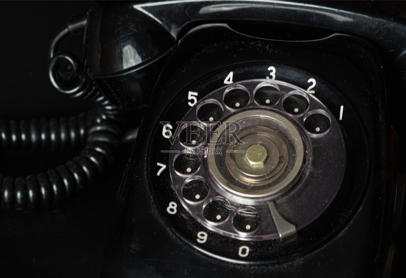 黑色背景上的老式黑色复古旋转电话。照片摄影图片
