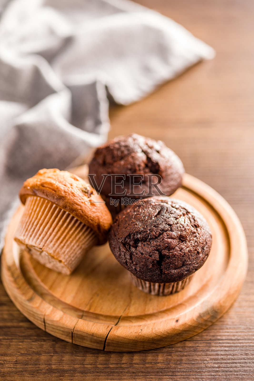 甜美的松饼蛋糕放在木桌上的切菜板上。照片摄影图片